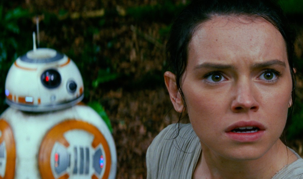 (l-r) BB-8 and Rey (Daisy Ridley) in STAR WARS: THE FORCE AWAKENS. ©Lucasfilm Ltd. & TM. All Right Reserved.