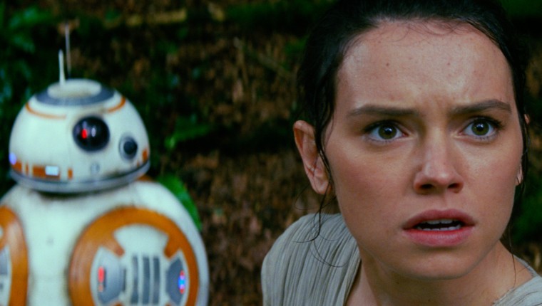 (l-r) BB-8 and Rey (Daisy Ridley) in STAR WARS: THE FORCE AWAKENS. ©Lucasfilm Ltd. & TM. All Right Reserved.